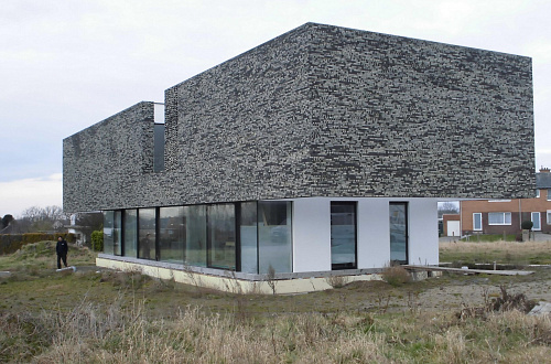 Здание из серого кирпича необычной формы